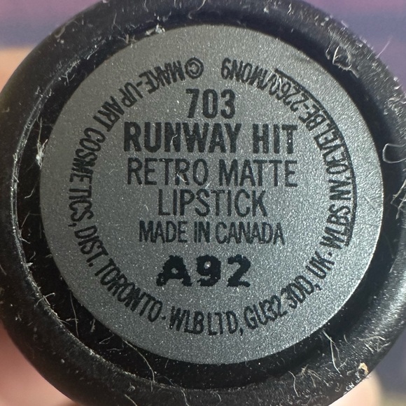 βοΈ RUNWAY HIT a MAC RETRO MATTE LIPSTICK. RETAIL $23. **NEW IN THE BOX. - Picture 12 of 13